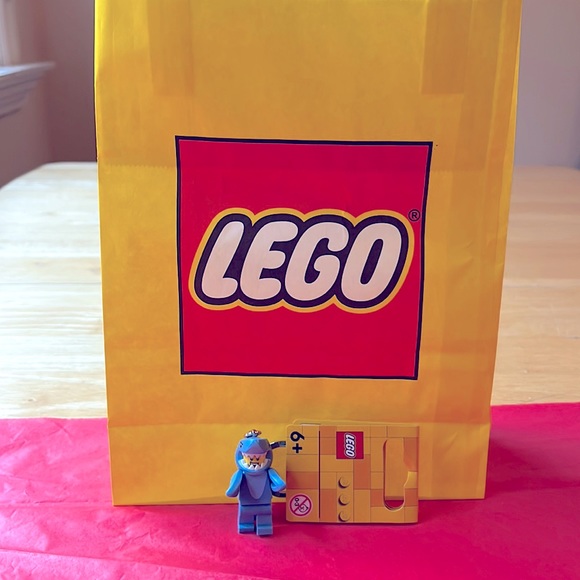 🦈🌊🦈 LEGO SHARK SUIT GUY KEYCHAIN 🦈🌊🦈 - Picture 1 of 16